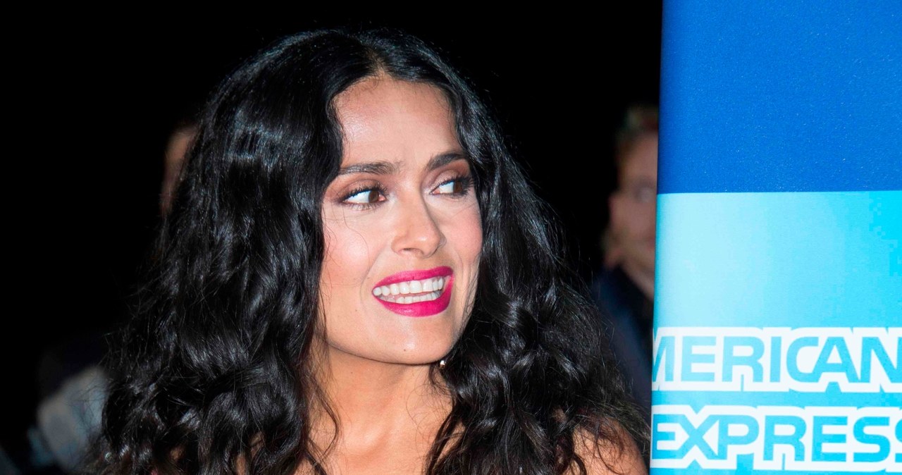 Filmowa Frida Kahlo wciąż zniewala urodą, seksapilem i charyzmą. Salma Hayek w szmaragdowej, odsłaniającej ramiona sukni od Gucci zachwyciła na festiwalu w Palm Springs, który zdaje się być filmowo-modową rozgrzewką przed zbliżającą się galą rozdania Złotych Globów.