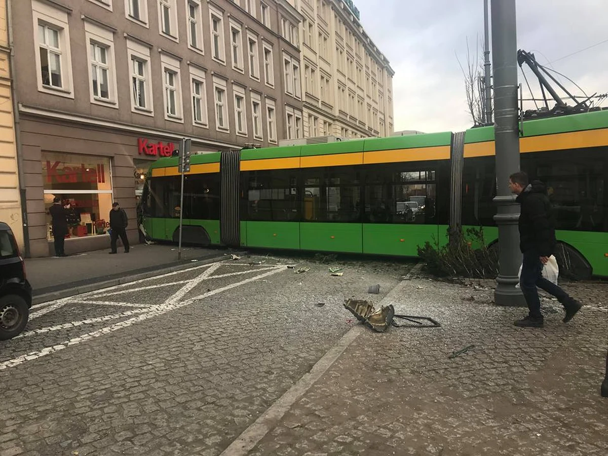 Tramwaj uderzył w kamienicę w Poznaniu. Nikomu nic poważnego się nie stało, lekkie obrażenia odniósł jedynie motorniczy. Świadkowie mówią jednak, że całe zdarzenie wyglądało bardzo groźnie.