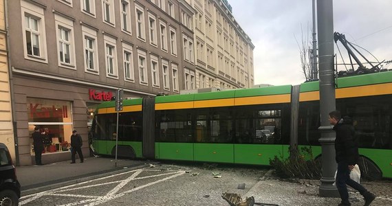 Tramwaj uderzył w kamienicę w Poznaniu. Nikomu nic poważnego się nie stało, lekkie obrażenia odniósł jedynie motorniczy. Świadkowie mówią jednak, że całe zdarzenie wyglądało bardzo groźnie.