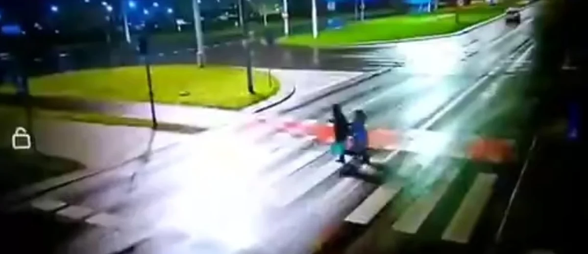 Policjanci z Torunia sprawdzają, w jaki sposób w internecie znalazło się drastyczne nagranie ze śmiertelnego wypadku, do którego doszło w noworoczny poranek. Małżeństwo 67-latków zginęło podczas przechodzenia na pasach przez ulicę - wjechał w nich osobowy mercedes.