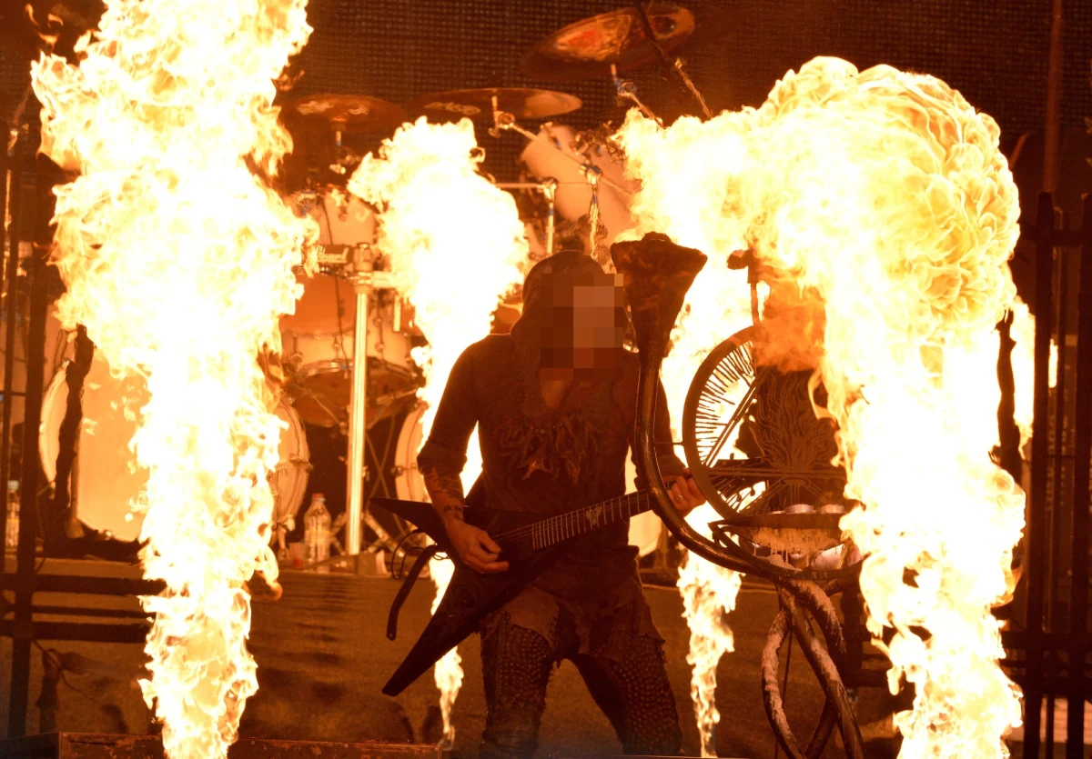 Trzy osoby, w tym lidera grupy muzycznej Behemoth – Adama D., oskarżyła gdańska prokuratura o publiczne znieważenie polskiego godła. Sprawa ma związek z materiałami promującymi trasę koncertową zespołu pt. "Rzeczpospolita Niewierna".