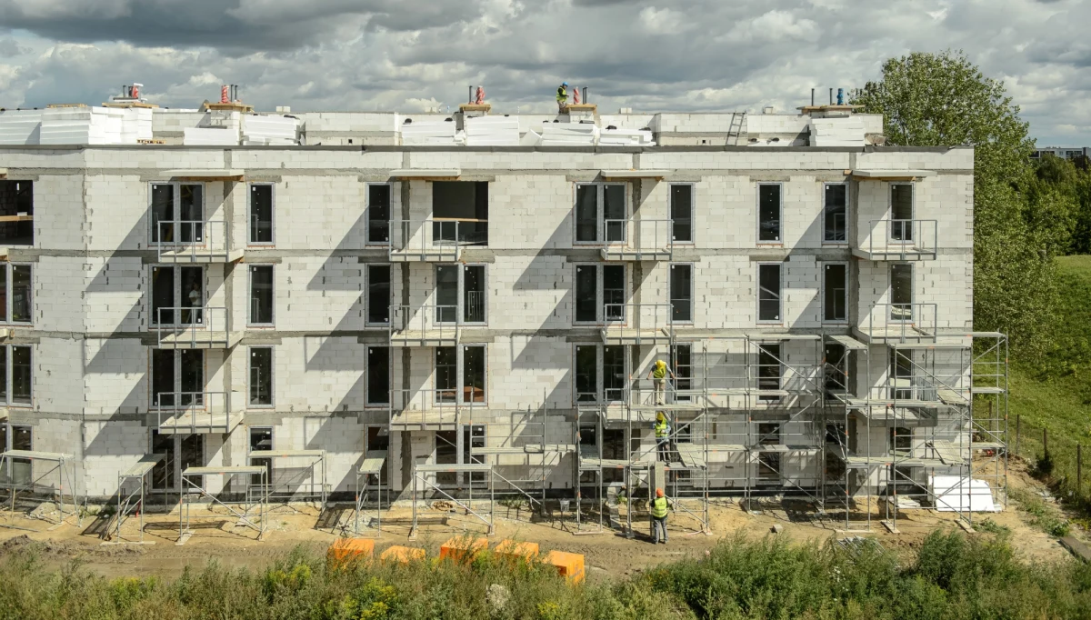 W lutym-marcu podpiszemy konkretne umowy z samorządami na realizację kilkuset mieszkań w ramach Krajowego Zasobu Nieruchomości - powiedział minister infrastruktury i budownictwa Andrzej Adamczyk. 