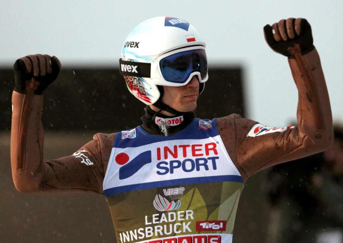 Kamil Stoch triumfuje w zawodach Turnieju Czterech Skoczni w Innsbrucku! Polak skoczył 130 i 128,5 m i zdeklasował konkurencję! To trzecie zwycięstwo Stocha w trzecim konkursie prestiżowego cyklu: tym samym skoczek z Zębu umocnił się na pozycji lidera klasyfikacji generalnej TCS! Przed ostatnią odsłoną rywalizacji - w Bischofshofen - Stoch ma aż 64,5 pkt przewagi nad drugim w klasyfikacji generalnej Niemcem Andreasem Wellingerem. Pięciu pozostałych Polaków, którzy dostali się w Innsbrucku do serii finałowej, uplasowało się ostatecznie w drugiej dziesiątce.