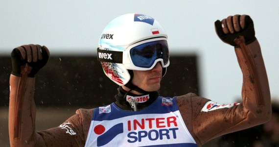 Kamil Stoch triumfuje w zawodach Turnieju Czterech Skoczni w Innsbrucku! Polak skoczył 130 i 128,5 m i zdeklasował konkurencję! To trzecie zwycięstwo Stocha w trzecim konkursie prestiżowego cyklu: tym samym skoczek z Zębu umocnił się na pozycji lidera klasyfikacji generalnej TCS! Przed ostatnią odsłoną rywalizacji - w Bischofshofen - Stoch ma aż 64,5 pkt przewagi nad drugim w klasyfikacji generalnej Niemcem Andreasem Wellingerem. Pięciu pozostałych Polaków, którzy dostali się w Innsbrucku do serii finałowej, uplasowało się ostatecznie w drugiej dziesiątce.