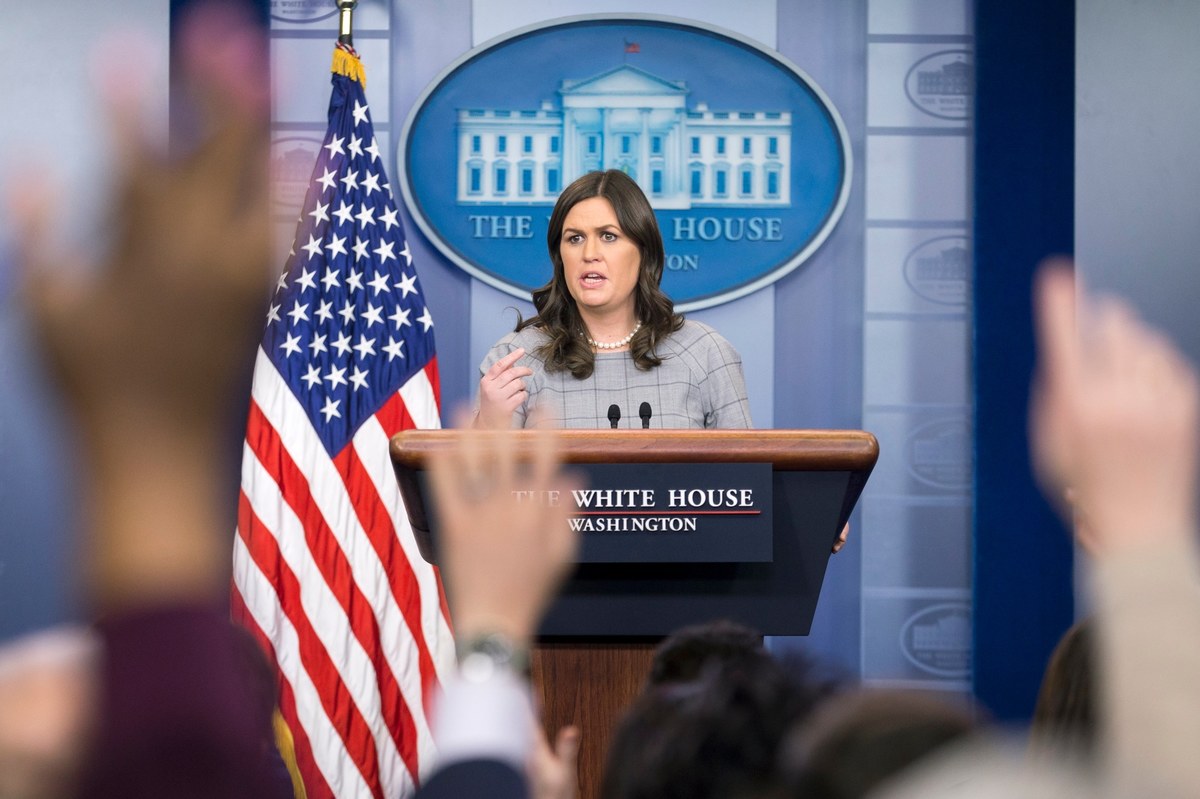 ​Pracownicy Białego Domu nie będą mogli używać prywatnych telefonów komórkowych podczas pracy - przekazała rzeczniczka Białego Domu, Sarah Huckabee Sanders. Decyzja ta ma pomóc w zwalczaniu wycieków tajnych informacji.