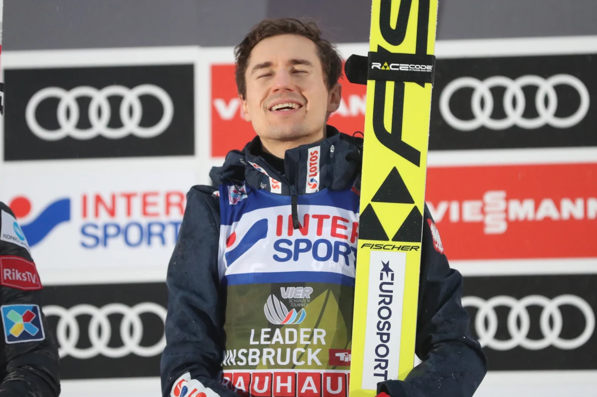 Kamil Stoch zaśpiewał w Innsbrucku Mazurka Dąbrowskiego. Tak, tak: zaśpiewał! Gospodarze zawodów naprawili wpadkę organizatorów noworocznego konkursu w Garmisch-Partenkirchen, gdzie polski hymn zagrano tak wolno, że nasz skoczek zdecydował się jedynie go wysłuchać.