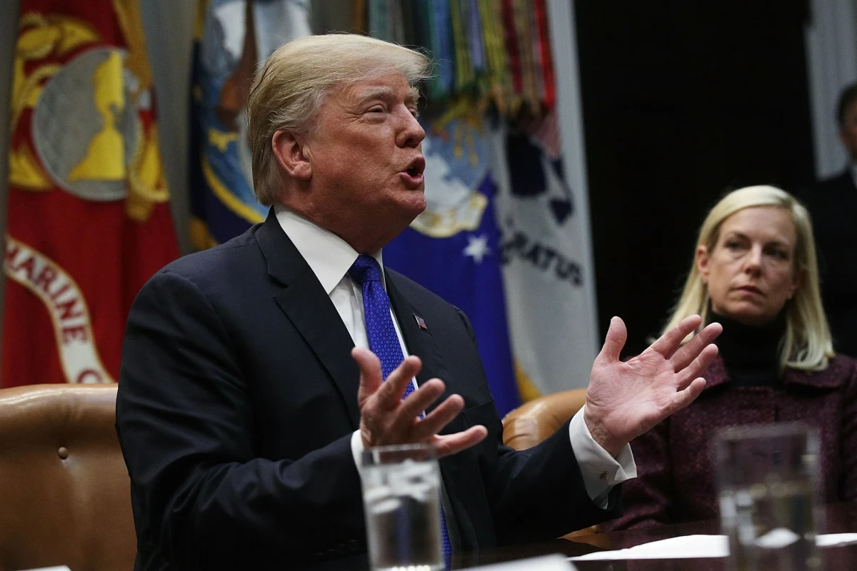 ​Adwokaci Donalda Trumpa zagrozili procesem wydawcom książki "Ogień i gniew" o pierwszych miesiącach jego rządów. Zastrzeżenia adwokatów budzą cytowane w książce niepochlebne wypowiedzi Steve'a Bannona, b. doradcy Białego Domu, o prezydencie i jego rodzinie. 
Steve Bannon odszedł z Białego Domu w sierpniu ubiegłego roku "za obopólną zgodą", po rozmowie z szefem kancelarii prezydenta Johnem Kelly'm.