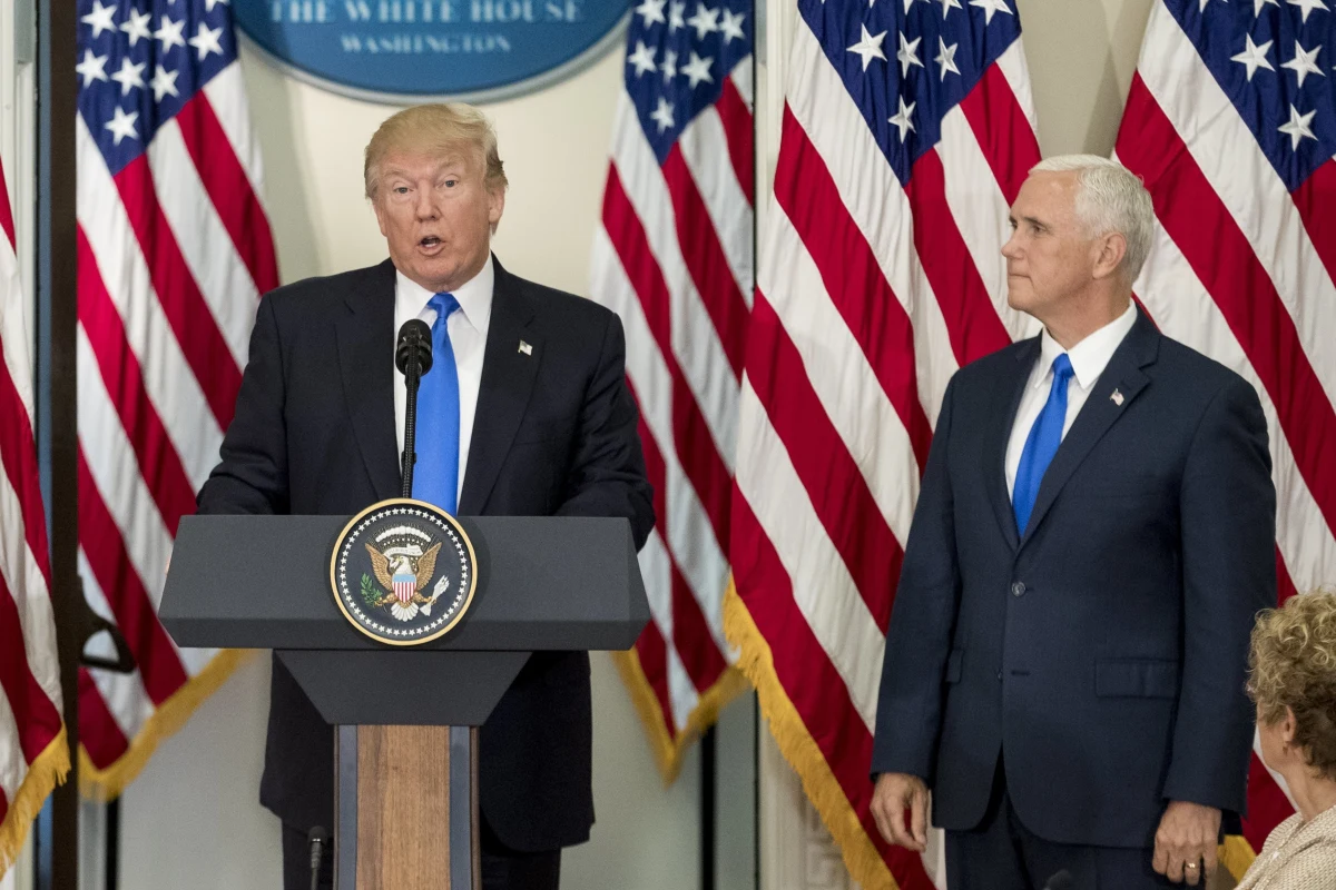 ​Prezydent Donald Trump dwukrotnie spotkał się w czwartek z przywódcami Partii Republikańskiej w Kongresie. Jednym z omawianych zagadnień była możliwość znalezienia kompromisu w sprawie "marzycieli" - nielegalnych imigrantów przewiezionych do USA jako dzieci. Prawie 700 tys. tzw. marzycieli - nazywanych tak od akronimu projektu ustawy "Rozwój, Pomoc i Kształcenie Niepełnoletnich Przybyszy" (Development, Relief and Education for Alien Minors) - grozi utrata pozwolenia na pracę i deportacja poczynając od 5 marca b.r., jeśli Kongres do tego czasu nie znajdzie jakiegoś trwałego rozwiązania ich sytuacji.