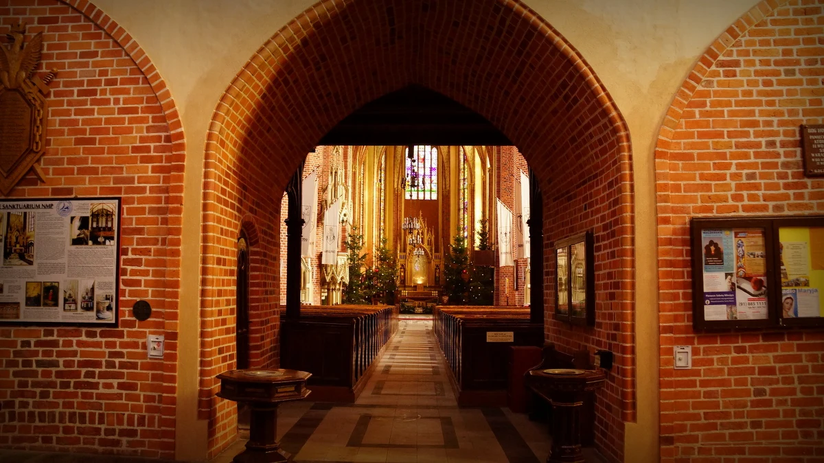 36,7 proc. katolików wzięło udział w niedzielnej Eucharystii, a do Komunii Świętej przystąpiło 16 proc. – wynika z danych opublikowanych przez Instytut Statystyki Kościoła Katolickiego za 2016 rok. To oznacza, że spadła liczba osób, które co tydzień chodzą do kościoła. „Można zauważyć, że ludzie są coraz mniej otwarci na sferę duchową. Jednakże niemal wszyscy Polacy czują się związani z katolicyzmem, co ukazuje względna stabilność trendów z ostatnich pięciu lat" - komentuje raport ks. Wojciech Sadłoń SAC, dyrektor Instytutu Statystyki Kościoła Katolickiego.