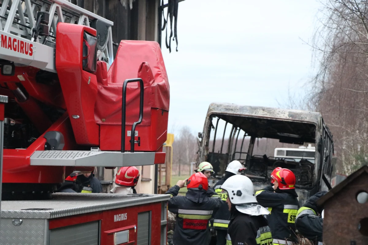 Ugaszono pożar w szkole podstawowej w Ilkowicach w Małopolsce. Strażacy usuwają jeszcze regipsowe ścianki na poddaszu budynku, by upewnić się, że nie ma tam zarzewi ognia. Budynek zajął się ogniem, po tym jak - z nieznanych na razie przyczyn - zapalił się zaparkowany przy szkole autobus. 
