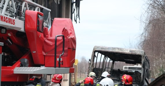 Ugaszono pożar w szkole podstawowej w Ilkowicach w Małopolsce. Strażacy usuwają jeszcze regipsowe ścianki na poddaszu budynku, by upewnić się, że nie ma tam zarzewi ognia. Budynek zajął się ogniem, po tym jak - z nieznanych na razie przyczyn - zapalił się zaparkowany przy szkole autobus. 
