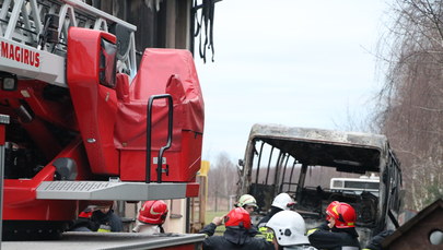 Pożar szkoły w Małopolsce. Najpierw zapalił się autobus zaparkowany obok budynku
