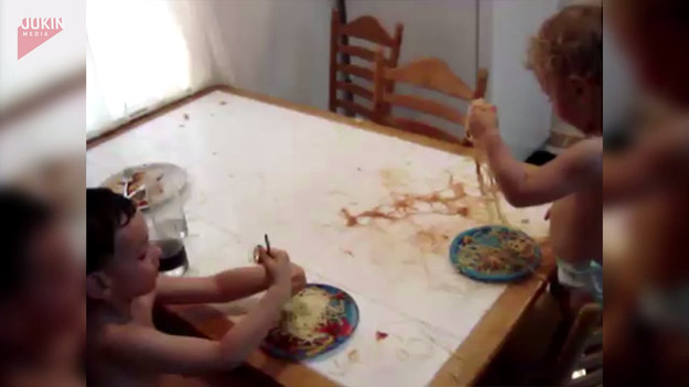 Rodzice tej dwójki przygotowali im obiad, po czym zostawili je na chwilę, by te mogły zjeść... I to był duży błąd. Nagranie wyjaśnia wszystko. 