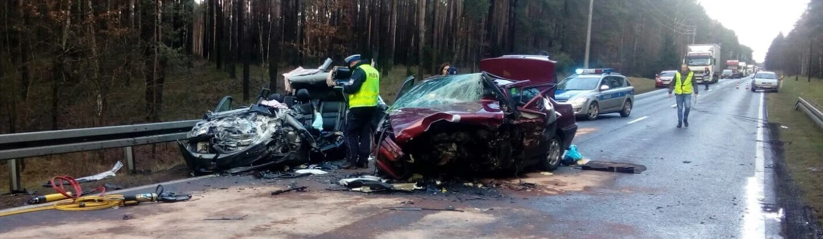 Dwie osoby zginęły w wypadku na DK 22 między miejscowościami Podgaje a Lędyczek w Wielkopolsce. Jak poinformował Andrzej Borowiak, rzecznik prasowy komendanta wojewódzkiego policji w Poznaniu, wśród rannych są dzieci. 