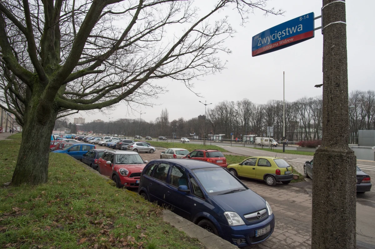 Łódzcy radni PO i SLD zdecydowali na nadzwyczajnej sesji Rady Miejskiej o zmianie nazwy placu im. Lecha Kaczyńskiego z powrotem na plac Zwycięstwa. Przeciwni byli samorządowcy PiS.