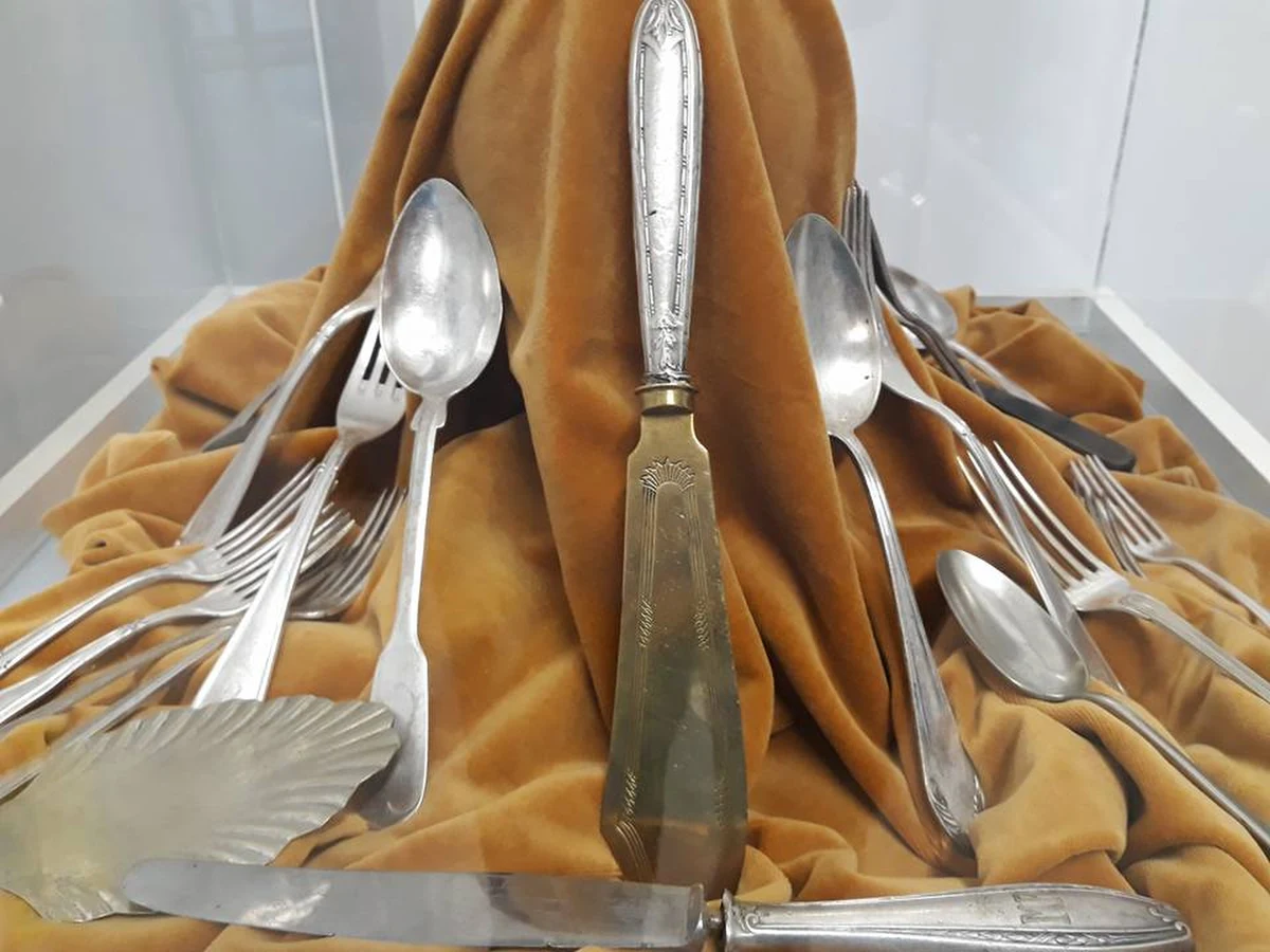 ​Pochodzący sprzed wojny komplet posrebrzanych i pozłacanych sztućców trafił do muzeum w Kamieniu Pomorskim. "Skarb" odnalazł mieszkaniec tego miasta, podczas prac na swojej działce.