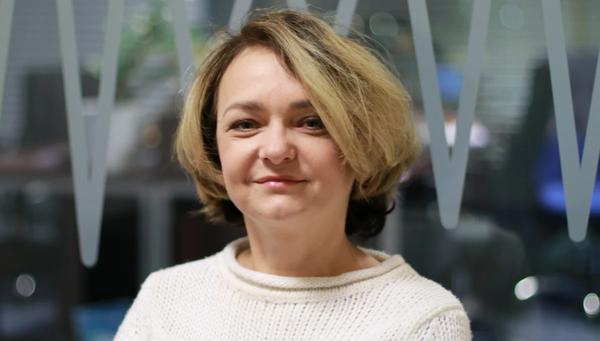 „Polacy są dość dyskretni i nawet jak mnie poznają, to jedyne co robią, to się uśmiechają” – tak o swojej rozpoznawalności mówiła w Popołudniowej rozmowie w RMF FM Izabela Dąbrowska, odtwórczyni roli pani Basi w „Uchu Prezesa”. Sama przyznaje, że nie wiedziała o istnieniu prawdziwej sekretarki Jarosława Kaczyńskiego. Mówi także, że nie chciałaby się nią inspirować. „Moja rola to w pewien sposób nasze wyobrażenie, to nie jest odtwarzanie sytuacji, bo wbrew niektórym, że musimy wiedzieć więcej, że mamy kreta, to naprawdę wszystko to jest wyobraźnia Roberta Górskiego” – mówiła Dąbrowska. Pytana czego dowiedziała się o politykach, powiedziała, że „są takimi samymi ludźmi jak my wszyscy, wrzuceni w dość nietypowe, niekomfortowej dla siebie sytuacje. Część z nich lubi odgrywać role, a niektórzy niekoniecznie” – mówiła rozmówczyni Marcina Zaborskiego.