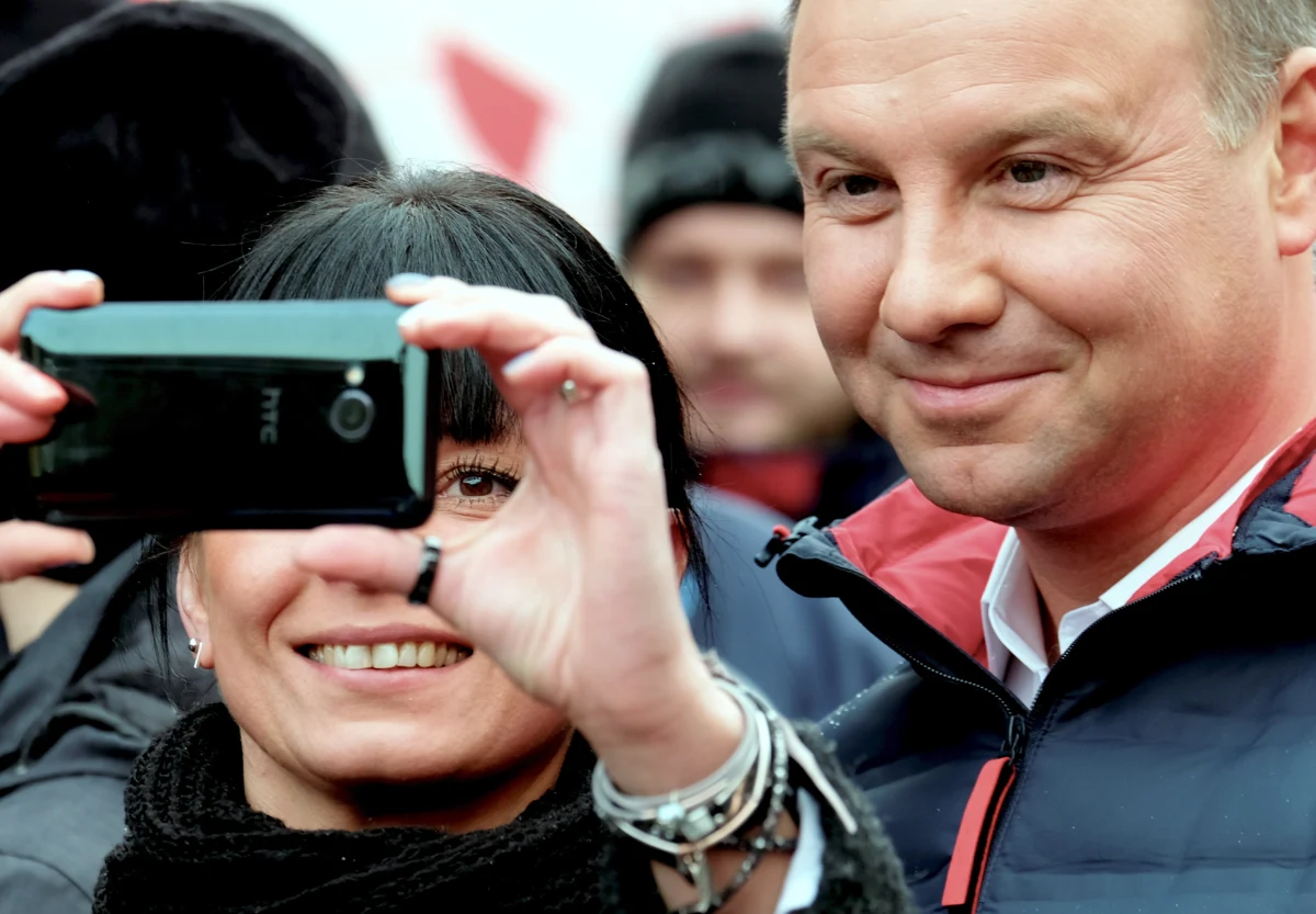 Prezydent Andrzej Duda skierował do Trybunału Konstytucyjnego przepisy znoszące przywileje składkowe najlepiej zarabiających. Według nowelizacji, od przyszłego roku miałoby już nie być limitu, powyżej którego zarabiający najwięcej nie płacą składek na ubezpieczenia emerytalne i rentowe. Chodzi o zarabiających powyżej około 11 tysięcy złotych brutto miesięcznie.