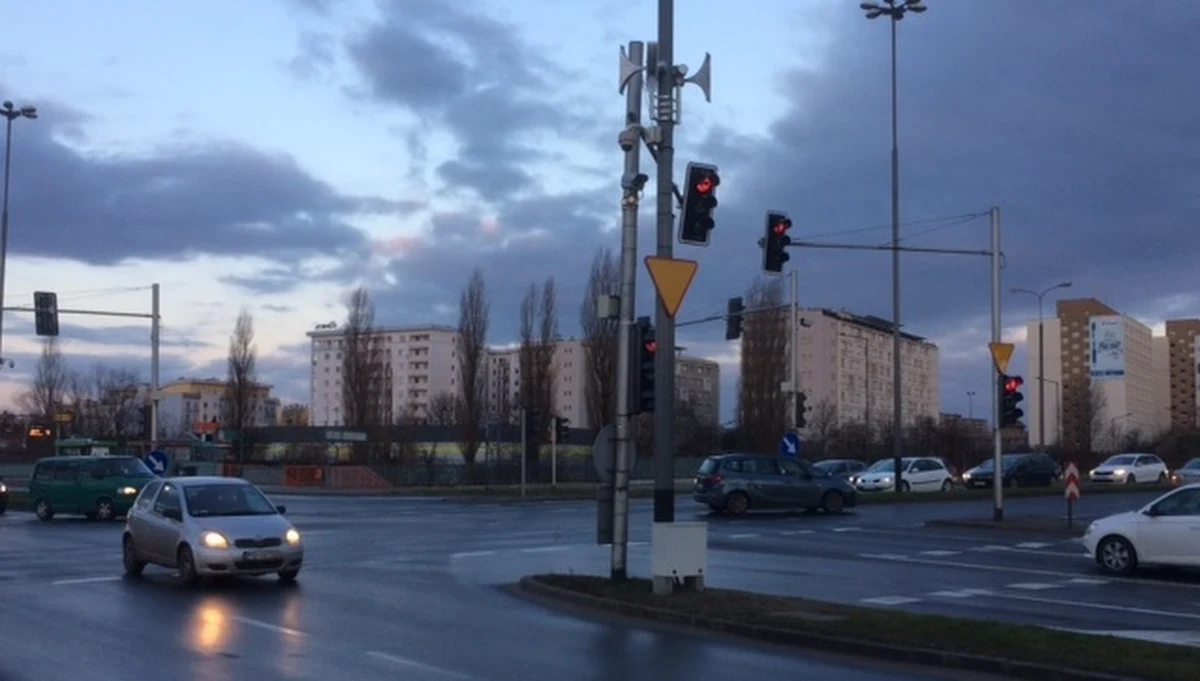 ​Na kilku skrzyżowaniach w Poznaniu pojawiły się megafony. Mają ostrzegać mieszkańców przed zagrożeniami.