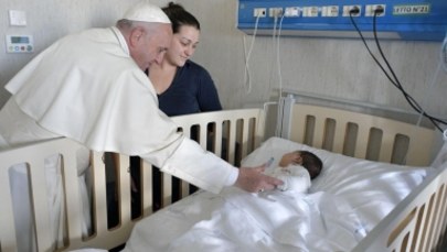 Niezapowiedziana wizyta papieża w szpitalu. Wręczał dzieciom podarunki