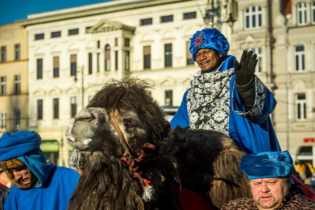 W sobotę 6 stycznia obchodzimy Święto Trzech Króli, czyli jedno z pierwszych świąt ustanowionych przez kościół. Teolodzy przypominają, że jest to dzień Objawienia Pańskiego. "Tego dnia Bóg pojawia się w historii człowieka. Tak jak pojawił się w czasie symbolicznej podróży trzech symbolicznych mędrców. Trafili do Betlejem i tam pod postacią małego dziecka rozpoznali wielkiego, nieogarnionego Boga" - tłumaczy franciszkanin, ojciec Eryk Hoppe. Tego dnia sprawdzamy, jakie jest znaczenie najważniejszych symboli związanych ze świętem.