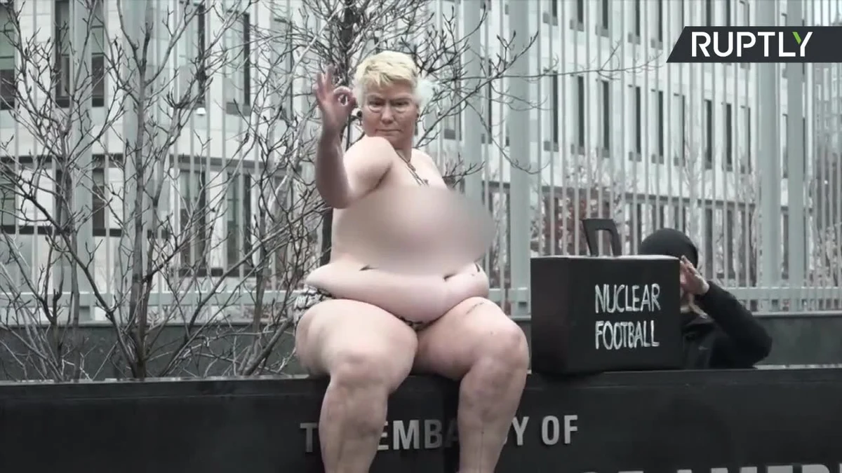 Radykalna aktywistka Femenu urządziła pikietę przed ambasadą USA w Kijowie, protestując przeciwko działaniom Donalda Trumpa w związku z kryzysem wokół Korei Północnej. Rozebrana feministka miała napisane na ciele „Pan Wielki Guzik”, nawiązując do wymiany zdań pomiędzy przywódcą Korei Północnej Kim Dzong Unem a Donaldem Trumpem, w której ten ostatni stwierdził, że jego „guzik atomowy jest większy, silniejszy i bardziej skuteczny”. Kim Dzong Un wcześniej ogłosił, że USA są w zasięgu ataku nuklearnego ze strony Korei Północnej, a "guzik atomowy czeka w gotowości w jego gabinecie". Aktywistka była ucharakteryzowana na Donalda Trumpa i naśladowała jego gesty. W ręku trzymała walizkę z napisem „nuklearny football”. "Dość. Trzeba skończyć z porównywaniem, czyj członek jest większy. Trzeba coś zrobić. Chcemy pozdrowić Donalda Trumpa i jego patriarchalny system oraz powiedzieć mu, że mamy go w garści" – powiedziała aktywistka po zakończeniu akcji.