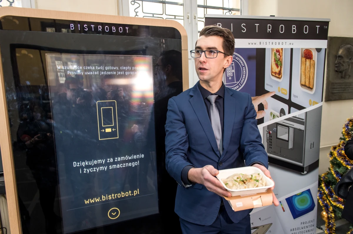 Bistrobot, czyli prawdopodobnie najnowocześniejszy na świecie automat do wydawania ciepłych posiłków stanął w jednym z budynków Politechniki Wrocławskiej. To dzieło firmy założonej przez absolwentów uczelni. Innowacyjność maszyny to system podgrzewający posiłki, oparty na trzech metodach – mikrofalach, podczerwieni i ciepłym powietrzu.