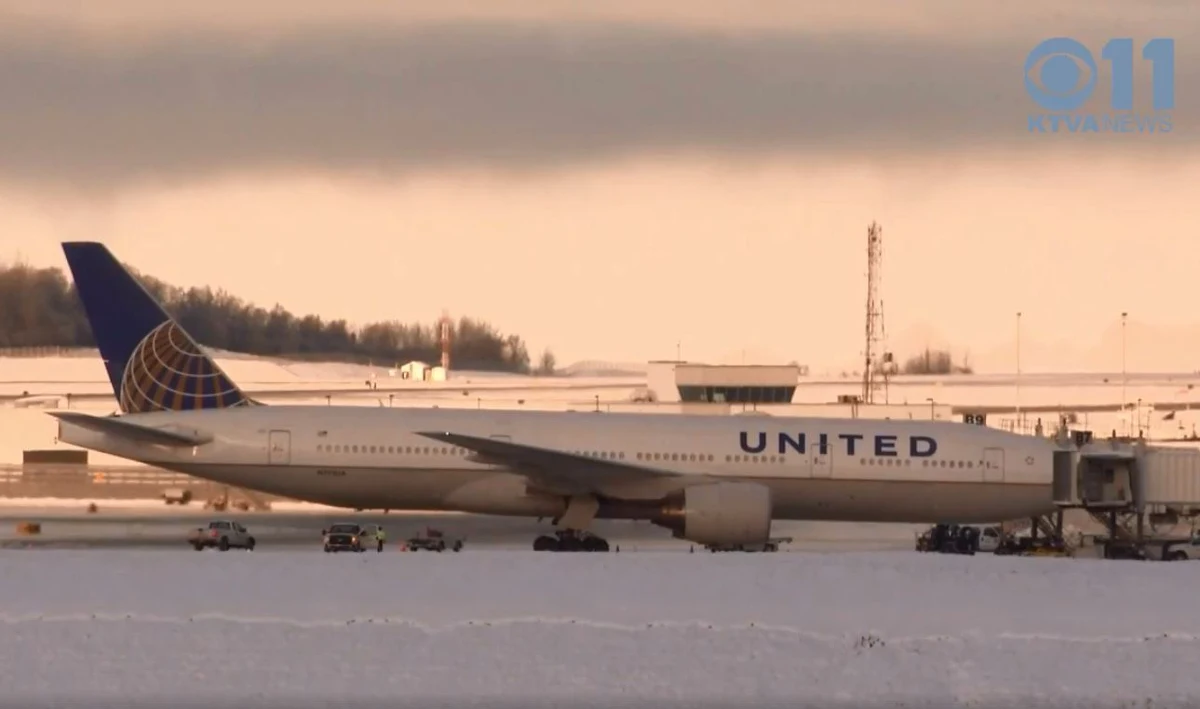 Samolot linii United Airlines był zmuszony awaryjnie lądować na Alasce. Powodem był akt wandalizmu, jakiego dokonał 22-letni pasażer. Mężczyzna zabrudził obie toalety własnymi odchodami. Po wylądowaniu maszyny, został z niej wyprowadzony przez policję w kajdankach. Ma zostać przebadany przez lekarza psychiatrę – twierdzi telewizja KTVA.