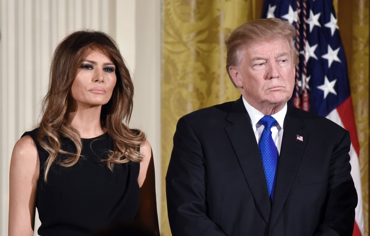 Donald Trump rzadko rozmawia z żoną Melenią. Mają osobne sypialnie. Chętnie za to wypytuje znajomych o ich pożycie intymne, a nawet sypia z ich żonami. Takie pikantne szczegóły z życia prywatnego prezydenta Stanów Zjednoczonych ujawnia autor książki "Fire and Fury: Inside the Trump White House". Otoczenie Trumpa twierdzi, że wszystko co napisał Michael Wolff, to literacka fikcja.  