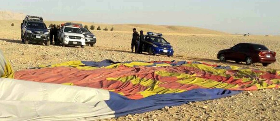 Pilot balonu z turystami, który spadł w piątek koło Luksoru, w środkowej części Egiptu, został zatrzymany wraz z trzema przedstawicielami firmy organizującej tę wycieczkę. W wypadku zginęła turystka z Republiki Południowej Afryki, a 15 osób zostało rannych.