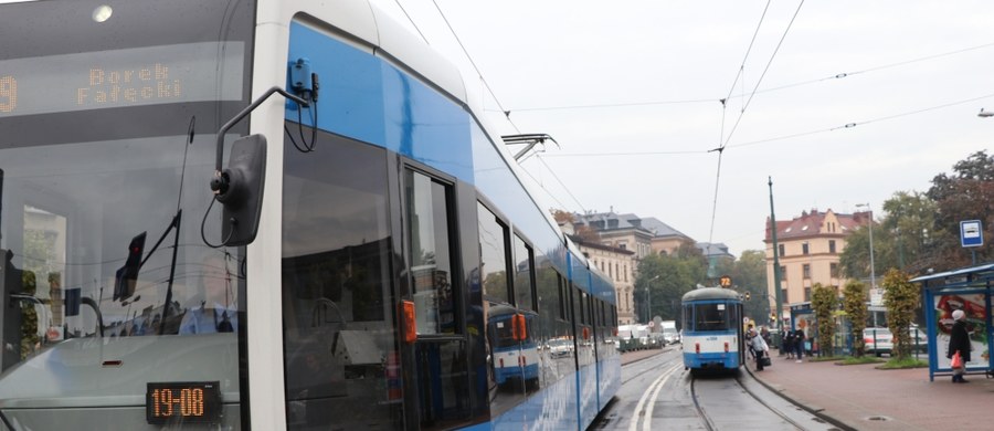 Ze względu na prognozowane przekroczenie norm zanieczyszczenia powietrza w niedzielę w Krakowie będzie można korzystać z bezpłatnej komunikacji miejskiej. Za bilety nie będą musieli płacić pasażerowie posiadający dowód rejestracyjny samochodu osobowego wraz z tyloma osobami towarzyszącymi, ile miejsc jest w aucie. 