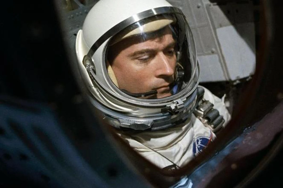 W wieku 87 lat zmarł John Young, jeden z najwybitniejszych astronautów w amerykańskiej historii. Był dziewiątym człowiekiem, który chodził po powierzchni księżyca - do tej pory spacer po tym globie odbyło 12 osób. O odejściu urodzonego w San Francisco astronauty poinformowała NASA. Agencja kosmiczna wskazała w oświadczeniu, że przyczyną śmierci były powikłania po przebytym zapaleniu płuc.