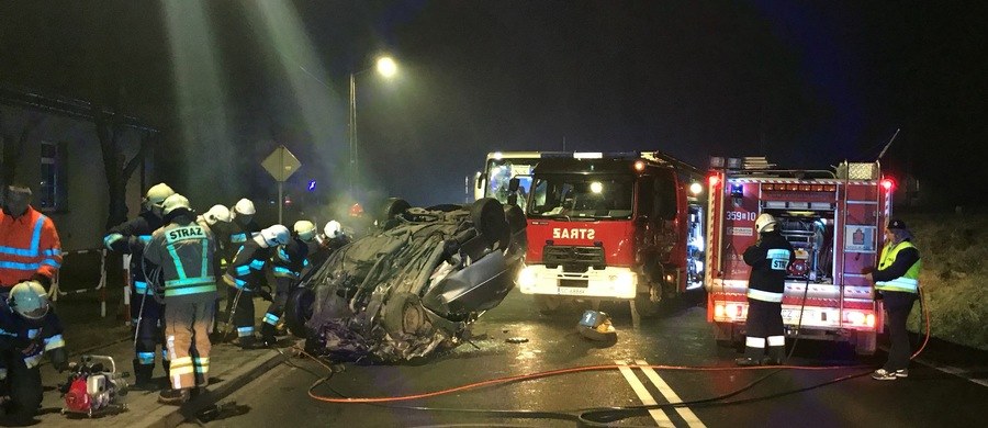 Dwie osoby zginęły, a 13 zostało rannych w wypadku, do jakiego doszło w sobotę wieczorem w Blachowni (Śląskie) na drodze krajowej nr 46. Według Centrum Zarządzania Kryzysowego Wojewody Śląskiego, życiu hospitalizowanych nie zagraża niebezpieczeństwo.