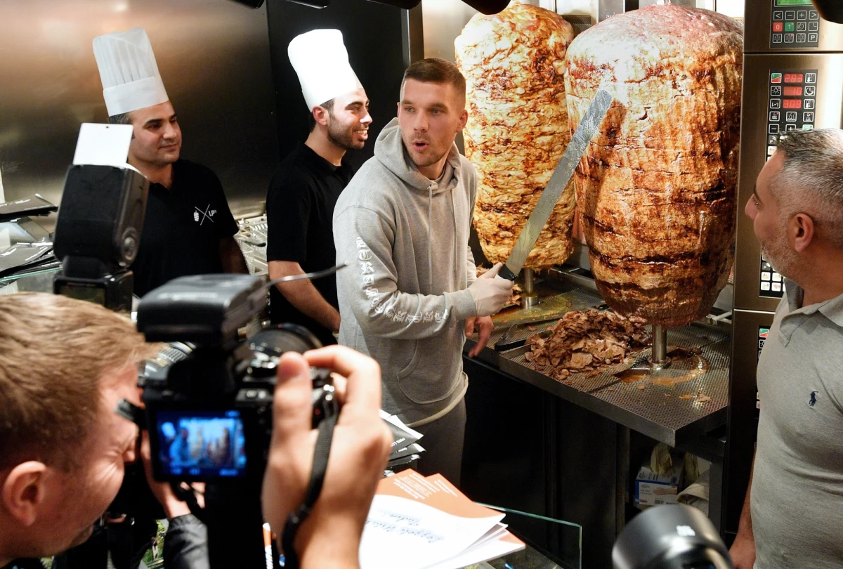 Niemiecki piłkarz Lukas Podolski został współwłaścicielem restauracji specjalizującej się w kuchni... tureckiej. Urodzony w Gliwicach zawodnik otworzył ją w Kolonii, w której spędził większość kariery.