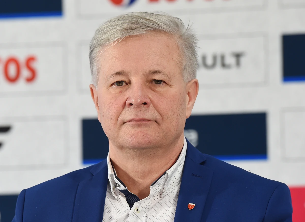 Wygrana Kamila w Plebiscycie Przeglądu Sportowego mnie zaskoczyła – przyznał w rozmowie z RMF FM prezes Polskiego Związku Narciarskiego Apoloniusz Tajner. Jego zdaniem Kamil Stoch będzie gotowy na kolejne wyzwania w tym sezonie, a dobrą formę zdoła utrzymać w najbliższych tygodniach. "Będzie gotowy na wszystkie imprezy. Także na zawody w Zakopanem, które będą dla niego wyjątkowo ciężkie. Będziemy mu musieli stworzyć jakąś osłonę. Ludzie go teraz zaczęli kochać jak Adama. Ta miłość do sportowca potrafi być destrukcyjna. Ja wiem, że sukcesy wywołują te uczucia kibiców, ale sportowiec potrzebuje spokoju, by móc wygrywać dla siebie i właśnie dla fanów. Dlatego nie zazdroszczę Kamilowi" - stwierdził Tajner.