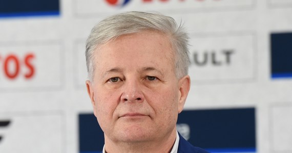 Wygrana Kamila w Plebiscycie Przeglądu Sportowego mnie zaskoczyła – przyznał w rozmowie z RMF FM prezes Polskiego Związku Narciarskiego Apoloniusz Tajner. Jego zdaniem Kamil Stoch będzie gotowy na kolejne wyzwania w tym sezonie, a dobrą formę zdoła utrzymać w najbliższych tygodniach. "Będzie gotowy na wszystkie imprezy. Także na zawody w Zakopanem, które będą dla niego wyjątkowo ciężkie. Będziemy mu musieli stworzyć jakąś osłonę. Ludzie go teraz zaczęli kochać jak Adama. Ta miłość do sportowca potrafi być destrukcyjna. Ja wiem, że sukcesy wywołują te uczucia kibiców, ale sportowiec potrzebuje spokoju, by móc wygrywać dla siebie i właśnie dla fanów. Dlatego nie zazdroszczę Kamilowi" - stwierdził Tajner.