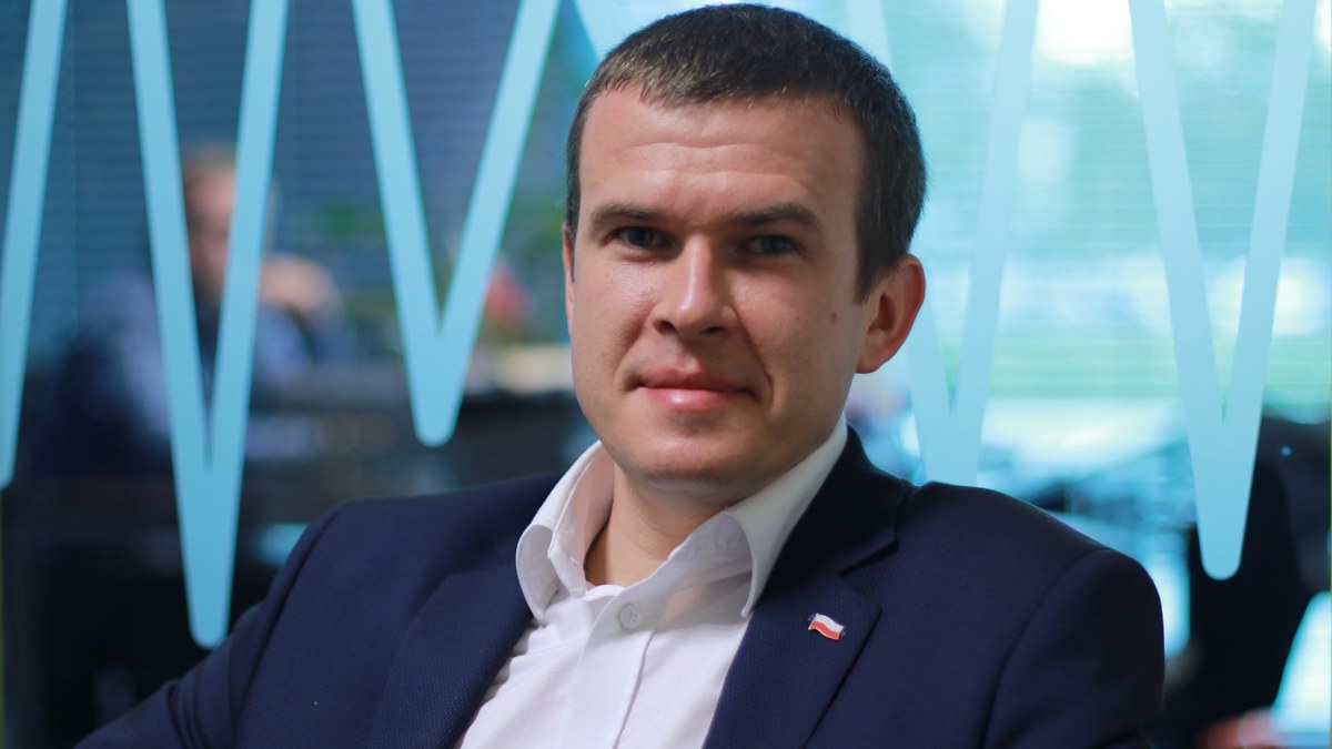"Zostało powiedziane, że decyzje zapadną na początku tego tygodnia, więc być może będzie to dzisiaj" - stwierdził w Porannej rozmowie w RMF FM minister sportu Witold Bańka pytany o rekonstrukcję rządu. "W życiu pewne są tylko śmierć, podatki i to, że żurek jest najlepszy na Śląsku. Wszystko inne to jest kwestia decyzji. Trzeba z pokorą podchodzić do swojej roli. Ja też tak podchodzę" - dodał. Bańka zachwycał się też triumfem Kamila Stocha w Turnieju Czterech Skoczni. "Kamil zapisał się na kartach historii - to jest znakomity prognostyk przed igrzyskami olimpijskimi. Jestem przekonany, że trener Horngacher w bezpośrednim przygotowaniu startowym zadba o to, żebyśmy mieli sporo pozytywnych emocji w Korei" - zauważył. "To jest dzisiaj świetnie naoliwiona maszyna - cała drużyna naszych skoczków, cały sztab przygotowujący chłopaków do tych kluczowych startów. Jestem spokojny, że oni będą dobrze przygotowani" - ocenił. Pytany o ewentualną interwencję ws. zawieszenia kariery przez skoczka narciarskiego Jana Ziobro szef resortu sportu stwierdził: "To są kwestie stricte sportowe, które są w gestii Polskiego Związku Narciarskiego. Resort nie będzie ingerował w te kwestie. To nie leży w naszych kompetencjach, o tym decyduje trener, o tym decyduje szef szkolenia w danym związku". Gość Roberta Mazurka zauważył też, że "mamy bardzo usportowiony rząd". "Premier Mateusz Morawiecki był członkiem kadry narodowej juniorów w tenisie stołowym. Pani minister Rafalska grała w koszykówkę, też jest trenerem koszykówki. Pan premier Mateusz Morawiecki jest też wielkim kibicem piłki nożnej" - wyliczał Bańka. 