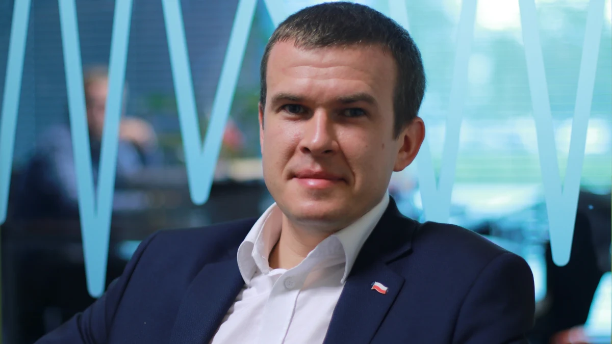 "Zostało powiedziane, że decyzje zapadną na początku tego tygodnia, więc być może będzie to dzisiaj" - stwierdził w Porannej rozmowie w RMF FM minister sportu Witold Bańka pytany o rekonstrukcję rządu. "W życiu pewne są tylko śmierć, podatki i to, że żurek jest najlepszy na Śląsku. Wszystko inne to jest kwestia decyzji. Trzeba z pokorą podchodzić do swojej roli. Ja też tak podchodzę" - dodał. Bańka zachwycał się też triumfem Kamila Stocha w Turnieju Czterech Skoczni. "Kamil zapisał się na kartach historii - to jest znakomity prognostyk przed igrzyskami olimpijskimi. Jestem przekonany, że trener Horngacher w bezpośrednim przygotowaniu startowym zadba o to, żebyśmy mieli sporo pozytywnych emocji w Korei" - zauważył. "To jest dzisiaj świetnie naoliwiona maszyna - cała drużyna naszych skoczków, cały sztab przygotowujący chłopaków do tych kluczowych startów. Jestem spokojny, że oni będą dobrze przygotowani" - ocenił. Pytany o ewentualną interwencję ws. zawieszenia kariery przez skoczka narciarskiego Jana Ziobro szef resortu sportu stwierdził: "To są kwestie stricte sportowe, które są w gestii Polskiego Związku Narciarskiego. Resort nie będzie ingerował w te kwestie. To nie leży w naszych kompetencjach, o tym decyduje trener, o tym decyduje szef szkolenia w danym związku". Gość Roberta Mazurka zauważył też, że "mamy bardzo usportowiony rząd". "Premier Mateusz Morawiecki był członkiem kadry narodowej juniorów w tenisie stołowym. Pani minister Rafalska grała w koszykówkę, też jest trenerem koszykówki. Pan premier Mateusz Morawiecki jest też wielkim kibicem piłki nożnej" - wyliczał Bańka. 