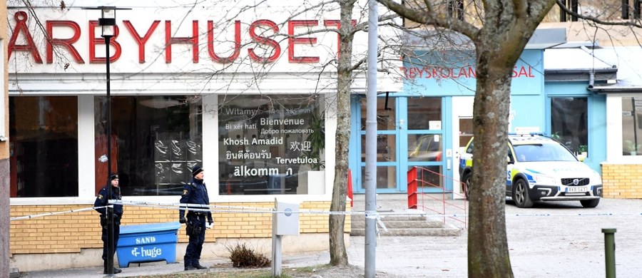 Przed południem doszło do wybuchu przed wejściem do stacji metra w Huddinge na południowych przedmieściach Sztokholmu. 60-letni mężczyzna zmarł w wyniku obrażeń, a 45-letnia kobieta jest ranna.


