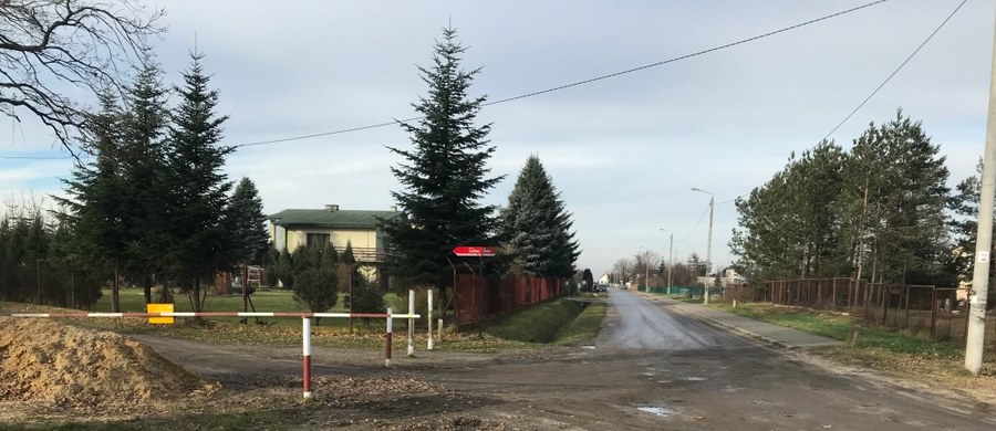 "Boimy się, że nasze domy zostaną zburzone" - mówią RMF FM mieszkańcy gmin Kowala i Skaryszew w powiecie radomskim na południowym Mazowszu. Właśnie tamtędy może przebiegać zmodernizowana trasa S12, która po przebudowie ma mieć parametry trasy ekspresowej. Jeśli tak by się stało, oznaczałoby to konieczność zburzenia prawie stu domów. "Wszyscy są rozgoryczeni, bo ludzie zbierali pieniądze, niektórzy pracowali za granicą, żeby ten dom postawić. Dla wielu z nas to jest tragedia" - alarmują mieszkańcy. W Generalnej Dyrekcji Dróg Krajowych i Autostrad reporter RMF FM Michał Dobrołowicz ustalił, że ostateczna decyzja ws. przebiegu trasy S12 ma zapaść za dwa lata.