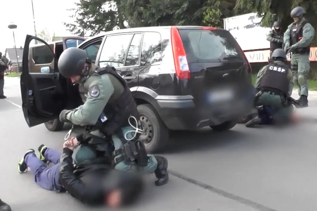 Policjanci CBŚP pod nadzorem Prokuratury Okręgowej w Gorzowie Wielkopolskim rozbili zorganizowaną grupę przestępczą, której członkowie są podejrzani o wyłudzanie odszkodowań od ubezpieczycieli. Podejrzani zgłaszali fikcyjne kolizje lub pozorowali zdarzenia drogowe. Policjanci zatrzymali 23 osoby. Straty towarzystw ubezpieczeniowych oszacowano na ponad 160 tysięcy złotych. 