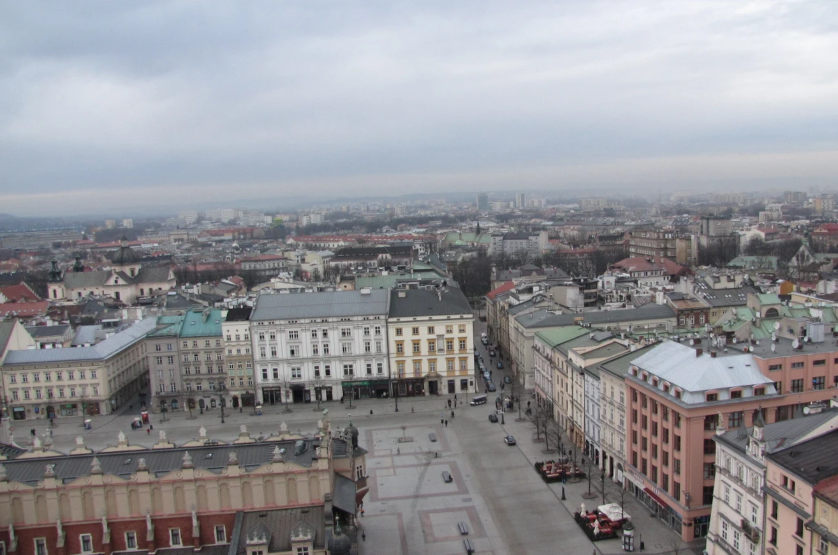 Od dzisiaj w Krakowie zaczynają obowiązywać nowe regulacje dotyczące strefy płatnego parkowania. Abonament postojowy dla mieszkańca będą mogły kupić wyłącznie osoby zameldowane na terenie strefy i płacące w mieście podatki. Największa z dotychczasowych stref zostanie podzielona na cztery obszary.