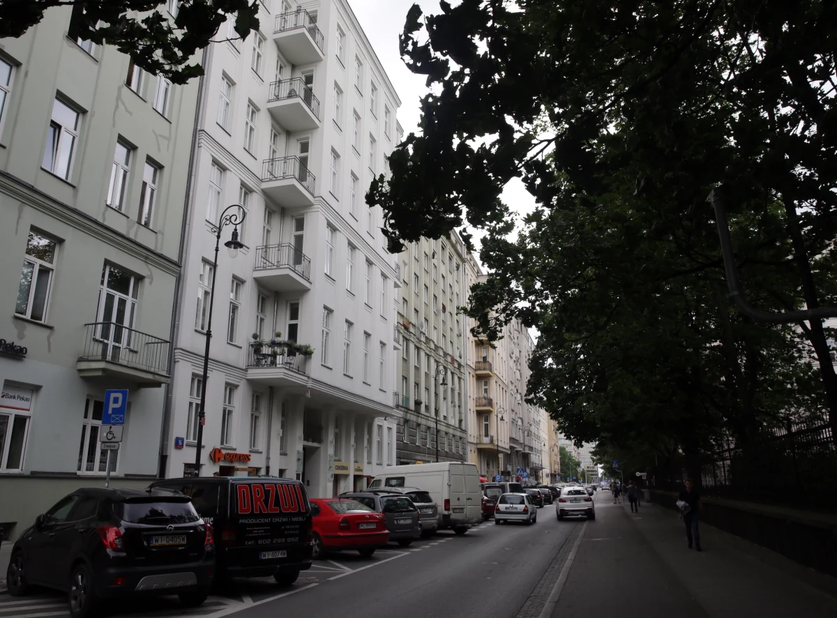 "Andrzej Waltz zwrócił pieniądze ze sprzedaży kamienicy Noakowskiego 16" - powiedziała zastępca rzecznika Urzędu m.st. Warszawy Agnieszka Kłąb. Mąż Hanny Gronkiewicz-Waltz przelał na konto warszawskiego ratusza ok. 1 mln 87 tys. zł. "Potwierdzam, że pieniądze wpłacone przez pana Andrzeja Waltza wpłynęły" - dodała. Również córka Hanny Gronkiewicz-Waltz oddała środki uzyskane z reprywatyzacji budynku przy Noakowskiego. "Dominika Waltz-Komierowska zwróciła środki ze sprzedaży kamienicy na konto miasta. Jest to kwota analogiczna do kwoty zwróconej przez pana Andrzeja Waltza" - wyliczyła Agnieszka Kłąb.  