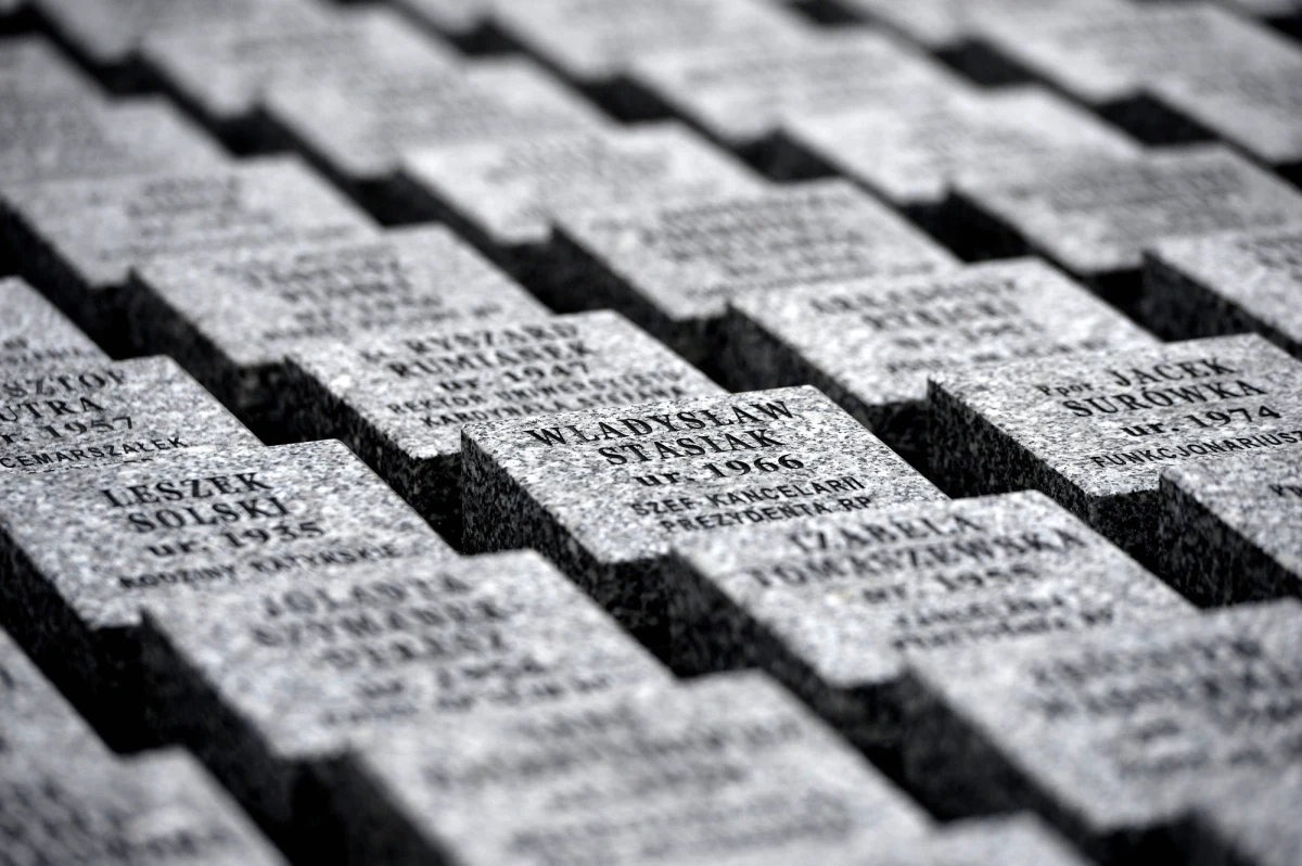 Ponad połowa Polaków (56 proc.) chce, żeby w Warszawie stanął pomnik upamiętniający wszystkie ofiary katastrofy smoleńskiej. 35 proc. odnosi się krytycznie do tego pomysłu, a 9 proc. nie ma w tej sprawie zdania - wynika z grudniowego sondażu CBOS. Dla porównania, w 2010 r. zwolennikami budowy pomnika ofiar katastrofy smoleńskiej było 76 proc. ankietowanych, a przeciwnikami – 19 proc. respondentów. Brak opinii na ten temat zadeklarowało wtedy 5 proc. badanych.