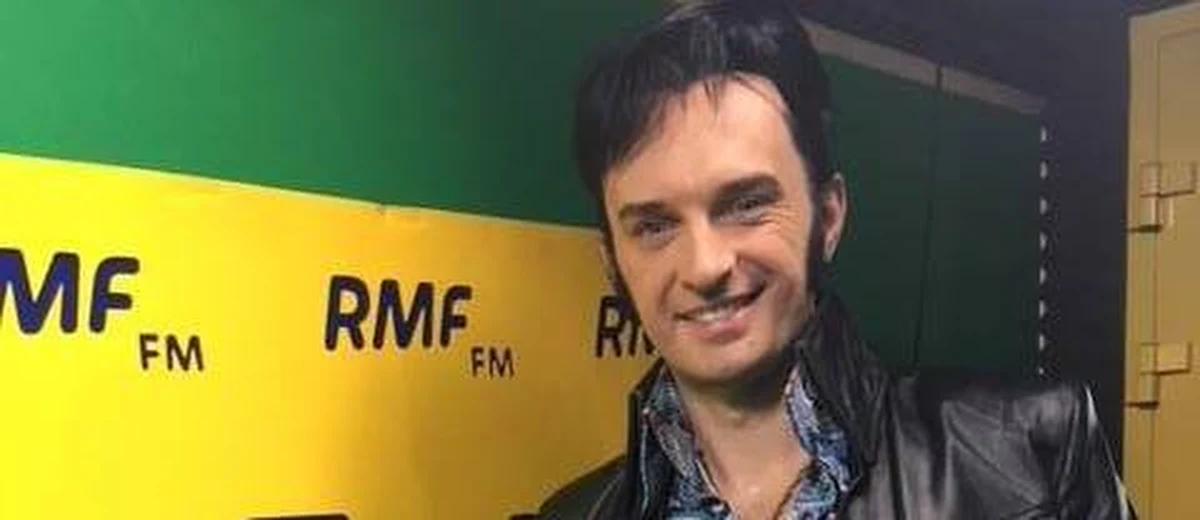 W Elvisie Presleyu zakochał się jeszcze będąc dzieckiem. Dużą rolę w jego życiu odegrała… replika gitary „Króla rock’n’rolla”. Przed każdym występem stylizuje się przez godzinę i nigdy nie rozdaje autografów jako „Elvis”. W przeciwieństwie do ikony popkultury, podczas jego występów na scenie nie ląduje kobieca bielizna, a… zdarzało się, że wełniany sweter lub filcowy gumiak. W dniu 83. urodzin Elvisa Presleya, rozmawiamy z Piotrem Skowrońskim - jednym z jego polskich sobowtórów. 