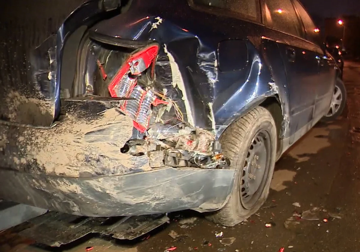 Krakowska policja szuka młodego mężczyzny, który w niedzielę nad ranem zniszczył kilkanaście samochodów. Funkcjonariusze znają już jego tożsamość. Podejrzewają, że 20-latek był pod wpływem alkoholu lub środków odurzających.