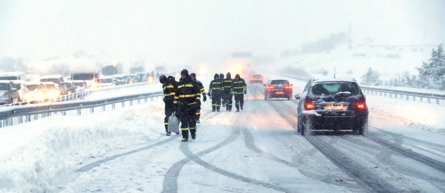 ​Z powodu intensywnych opadów śniegu i silnego wiatru zablokowano ponad 50 dróg w różnych regionach Hiszpanii. Najtrudniejsze warunki komunikacyjne panują w północnej i środkowej części kraju.