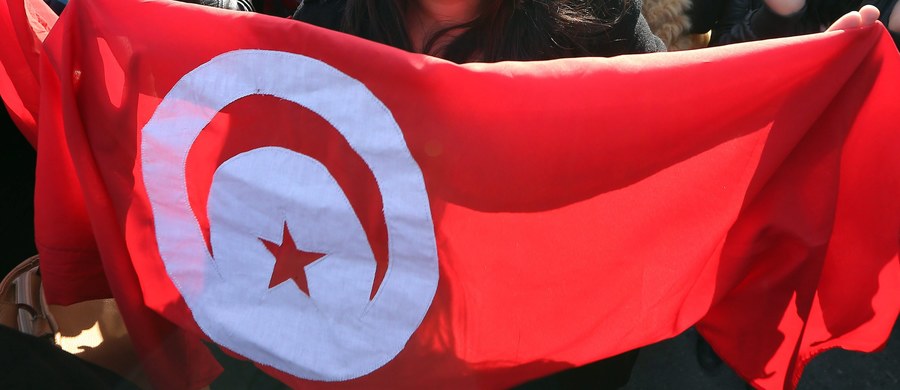 Tunezyjska policja użyła w poniedziałek gazu łzawiącego podczas starć z setkami ludzi, którzy protestowali w dwóch miastach przeciwko bezrobociu, wysokim cenom i nowym podatkom - podaje agencja Reutera, powołując się na mieszkańców.