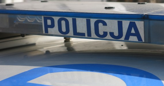 Policjanci z Bielska–Białej poszukują kierowcy, który w ostatnią sobotę potrącił na przejściu dla pieszych 23-latka. Mężczyzna z poważnymi obrażeniami, nieprzytomny trafił do szpitala.