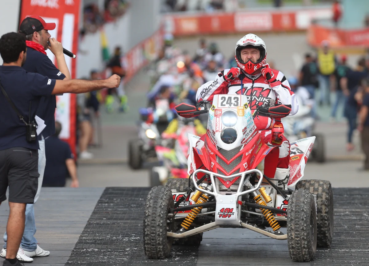 Brytyjski motocyklista Sam Sunderland oraz kierowca z Kataru Nasser Al-Attiyah wygrali trzeci etap 40. Rajdu Dakar z Pisco do San Juan de Marcona w Peru. W klasyfikacji samochodów Jakub Przygoński awansował na 11. miejsce, a wśród quadów Rafał Sonik - na szóste.